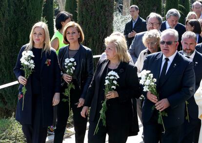 Cristina Cifuentes, presidenta de la Comunidad de Madrid; María Dolores de Cospedal, ministra de Defensa; Ángeles Pedraza, ex presidenta de la AVT, y Alfonso Sánchez, presidente de la AVT, en el  Bosque de los Recuerdos del Parque del Retiro de Madrid.