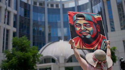 Una manifestante sostiene un retrato de Kilmar Abrego García frente al juzgado federal en Nashville, Tennessee, el 25 de junio de 2025.