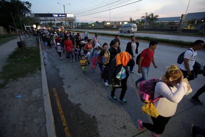 Un grupo de hondureños participa en la caravana hacia Estados Unidos, el 13 de octubre de 2018, en San Pedro Sula, Honduras.  