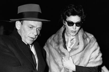 Madrid, capital de la fiesta

La actriz Ava Gardner fue la reina de la frenética Dolce Vita madrileña durante más de una década. “Ava se bebió todo, se folló todo y se lo metió todo”, dijo en la presentación de Arde Madrid Paco León, que ha decidido llevar a la pequeña pantalla (y en blanco y negro) sus desventuras. Una ficción de Movistar+ que también cuenta con Inma Cuesta en su reparto.