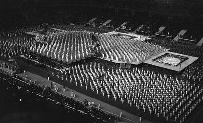 Madrid, 1 de mayo de 1964. Un total de 10.000 trabajadores llevan a cabo una exhibición de acrobacias, luz y sonido para conmemorar el día de San José Obrero y los 25 Años de Paz, y celebrar, asimismo, la VII Demostración Sindical y la exposición España 64. Los actos se desarrollan en el estadio Santiago Bernabéu.