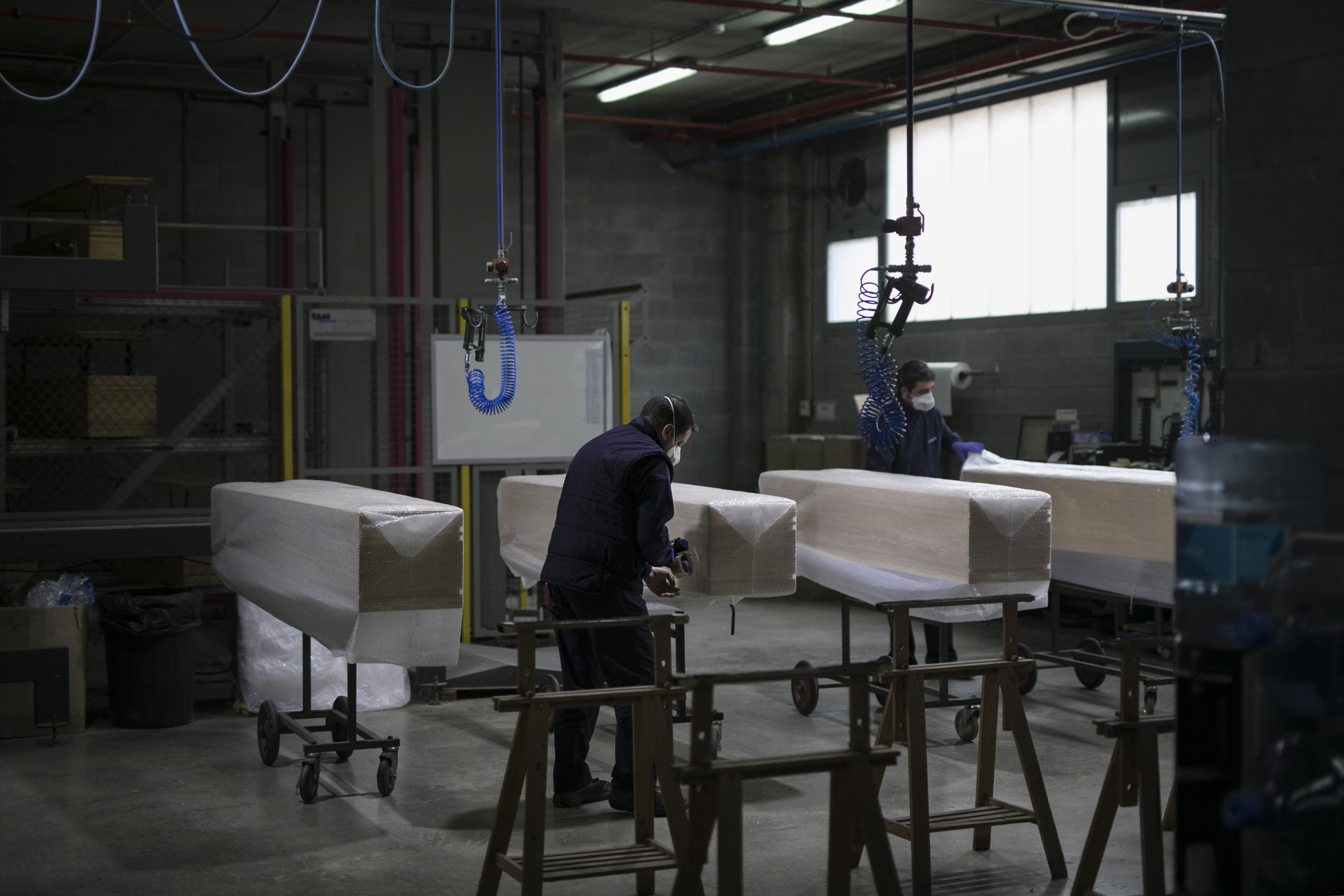 Fábrica de ataúdes de la funeraria Moria en el cementerio de Montjuic.