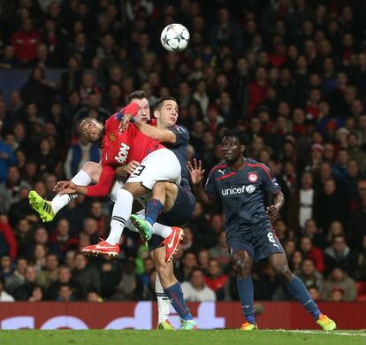 Patrice Evra, del Manchester United en una acción con Kostas Manolas, del Olympiacos durante el partido.