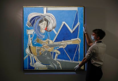 'Paloma à la guitare', de Françoise Gilot, expuesta en la sede de la casa de subastas Sotheby's en Londres, en mayo de 2021.