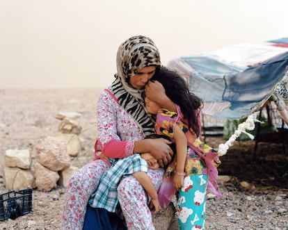 Marruecos, 2021. Una madre y sus hijos de la comunidad nómada Beni Guil, forzada a asentarse por el cambio climático.