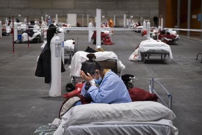 Pacientes ingresados en el pabellón 5 del hospital de campaña de Ifema (Madrid), el 27 de marzo.