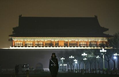 Un policía, en la Ciudad Prohibida de Pekín, cubierta por un cielo plomizo.