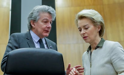 El entonces comisario de Mercado Interior, Thierry Breton, y la presidenta de la Comisión Europea, Ursula von der Leyen, durante una reunión.