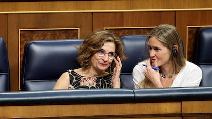 La vicepresidenta primera y ministra de Hacienda, María Jesús Montero (izquierda), conversa con la vicepresidenta tercera, Sara Aagesen, en el Pleno del Congreso celebrado este martes