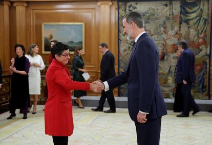 Felipe VI saluda a la ministra de Asuntos Exteriores, Arancha González Laya, tras su jura.