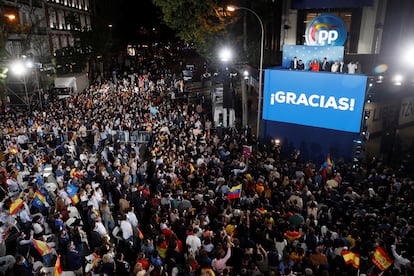 Isabel Díaz Ayuso, Pablo Casado, José Luis Martínez-Almeida, Teodoro García Egea y Pío García Escudero, saludan a los simpatizantes desde el balcón de la sede del partido en la calle Génova, el pasado martes.