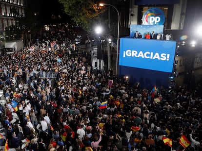 Isabel Díaz Ayuso, Pablo Casado, José Luis Martínez-Almeida, Teodoro García Egea y Pío García Escudero, saludan a los simpatizantes desde el balcón de la sede del partido en la calle Génova, el pasado martes.