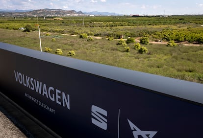 Terrenos en el término municipal de Sagunto donde se asentará la gigafactoría, con el castillo de origen romano, al fondo.