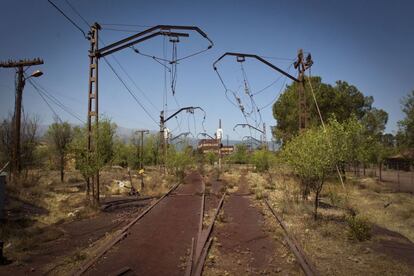 Restos del ferrocarril minero. Desde la propia mina el producto era transportado hasta un gran almacén (conocido popularmente como "toblerone"por su geometría) y desde allí, por medio de una cinta transportadora subterránea, a un embarcadero situado en Almería