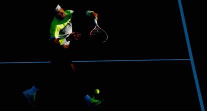 Nadal colpeja la pilota durant el duel contra Verdasco a Florida.