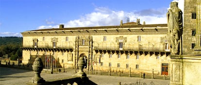 Fachada del hostal de los Reyes Católicos de Compostela, de principios del siglo XVI, de estilo gótico plateresco y obra de Enrique Egas