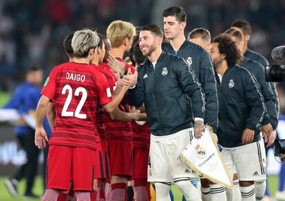 Los jugadores del Kashima y del Real Madrid se saludan antes del inicio del partido.