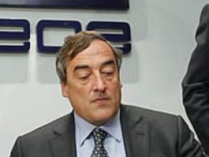 El presidente de CEOE, Juan Rosell, flanqueado por el secretario general de la organización, José María Lacasa (a la derecha) y el presidente de Cepyme, Jesús Terciado