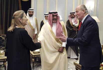 Juan Carlos (&agrave; dir.) e o pr&iacute;ncipe saudita Muqrin bin Abdulaziz Al Saud.