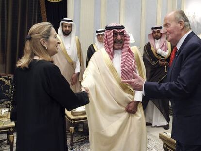 Juan Carlos (&agrave; dir.) e o pr&iacute;ncipe saudita Muqrin bin Abdulaziz Al Saud.