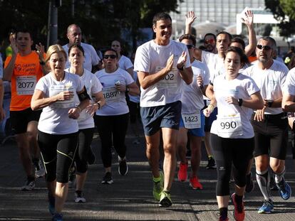 Pedro Sánchez corre la carrera contra la violencia de genero en el Retiro de Madrid.