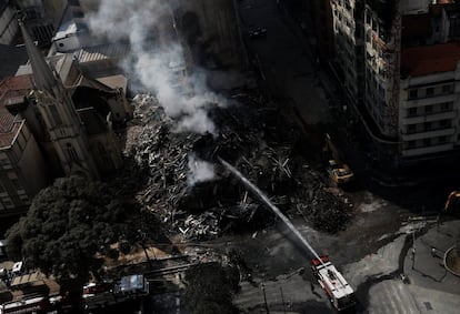 Los bomberos intentan apagar el incendio de un edificio que se incendió y colapsó en el centro de Sao Paulo, Brasil.