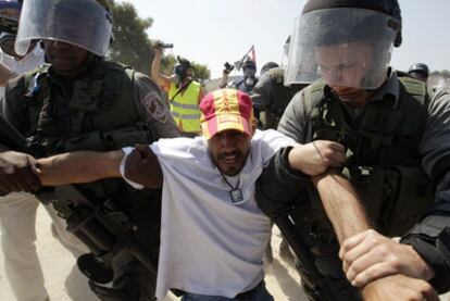 La policía fronteriza detiene a un manifestante palestino contra los asentamientos de colonos israelíes en Nabi Saleh, en Cisjordania.