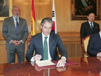 El  ministro de Fomento, &Iacute;&ntilde;igo de la Serna, y el ministro de Territorio, Infraestructura y Transporte coreano, Kang Ho In, esta ma&ntilde;ana durante la firma de la alianza de Espa&ntilde;a y Corea en materia de infraestructuras.