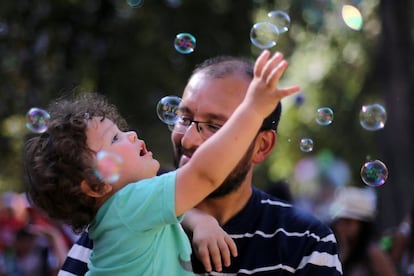 Un padre y su hijo en un festival. EFE