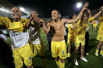 Los jugadores del Villarreal, con uno de los máximos goleadores de la Liga, Forlán (centro), festejan el éxito del equipo.