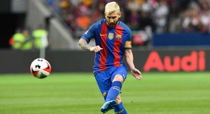 Messi realiza un pase ante el Leicester.