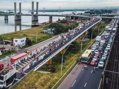 Manifestantes em Porto Alegre nesta segunda-feira.