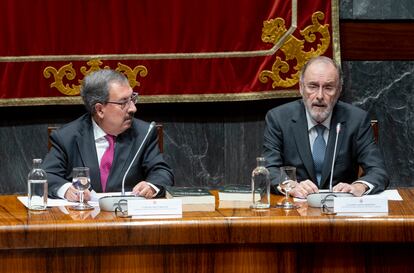 El presidente suplente del CGPJ, Rafael Mozo (izquierda), y el vocal Álvaro Cuesta, durante la presentación de un libro en enero.
