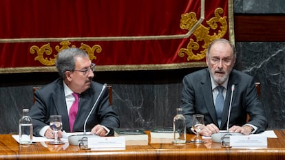 El presidente suplente del CGPJ, Rafael Mozo (izquierda), y el vocal Álvaro Cuesta, durante la presentación de un libro en enero.