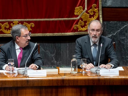 El presidente suplente del CGPJ, Rafael Mozo (izquierda), y el vocal Álvaro Cuesta, durante la presentación de un libro en enero.