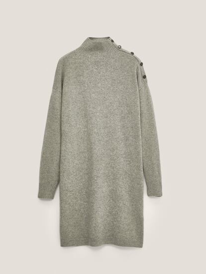 ¿Un vestido de cashmere gris con botones en el hombro y cuello perkins como básico infalible para este invierno? La respuesta es sí. Es de Massimo Dutti y su precio de 79,95 euros.