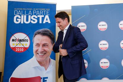 El líder del Movimiento Cinco Estrellas, Giuseppe Conte, durante la rueda de prensa en la noche del domingo. 