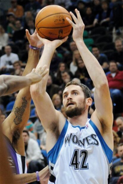 Kevin Love, jugador de Minnesota Timberwolves, lanza un tiro en el partido contra Sacramento.