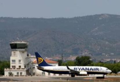 Un avión de la compañía irlandesa Ryanair por la pista del aeropuerto de Reus (Tarragona). EFE/Archivo