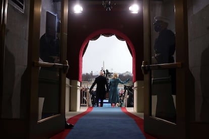 Joe Biden llega a la ceremonia de investidura, acompañado de su esposa, en la fachada oeste del Capitolio, este miércoles, en Washington.