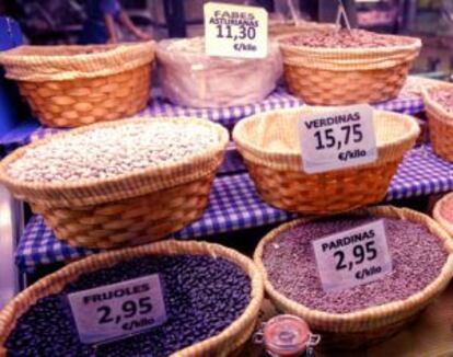 Puesto de legumbres en el mercado de Antón Martín de Madrid.