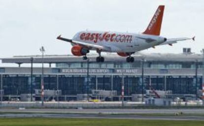 Imagen de archivo de un avión de la compañía easyJet. EFE/Archivo