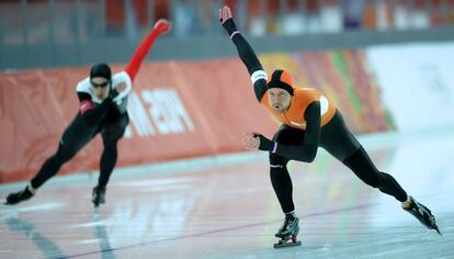 El holandés Michel Mulder (R) y el canadiense Denny Morrison compiten en Sochi.
