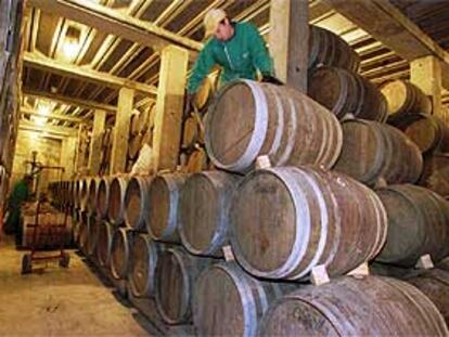 Un operario manipula barriles en una bodega en Navarra.