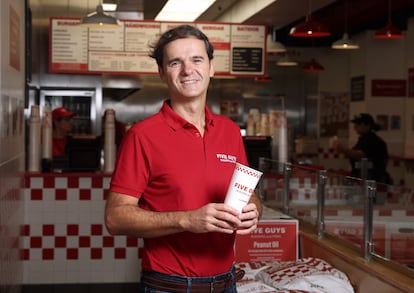 El director general de Five Guys en España, Daniel Agromayor, en el local de la Gran Vía en Madrid, el pasado 2 de noviembre.