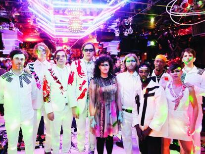 Los integrantes de Arcade Fire: en el centro Win Butler y, a su derecha, su mujer, Régine Chassagne, líderes del grupo de Montreal.