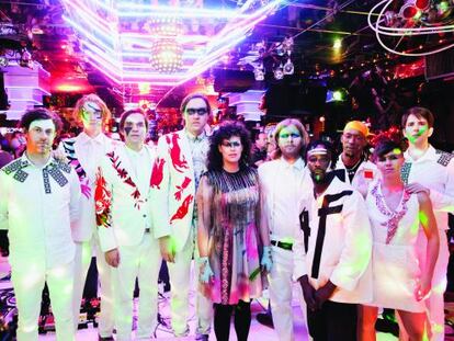 Los integrantes de Arcade Fire: en el centro Win Butler y, a su derecha, su mujer, R&eacute;gine Chassagne, l&iacute;deres del grupo de Montreal.