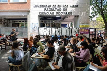 Estudiantes en clase frente a la facultad de Ciencias Sociales de la Universidad de Buenos Aires en rechazo al veto a la ley de financiamiento universitario.