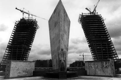 Construcción de las Torres KIO en la Plaza de Castilla (Madrid 1992).