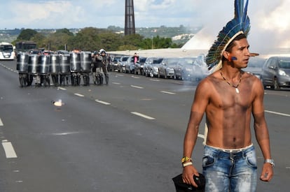 O protesto tumultuou a rotina em Brasília enquanto, na Câmara, avançava o texto da reforma trabalhista. 